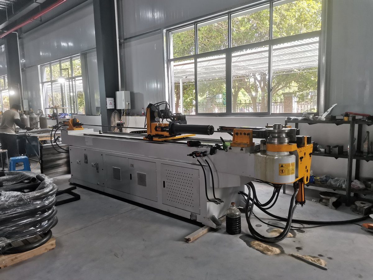 CNC pipe bending machine